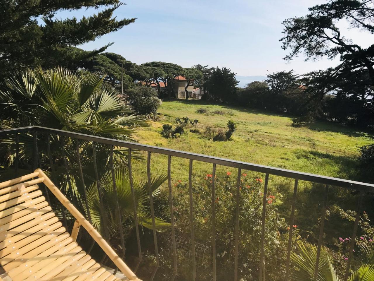 Hotel Almanarre Plage - Hotel Eco-Responsable Face A La Mer Hyeres Exterior photo